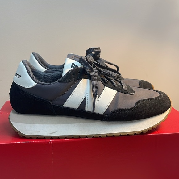 New Balance shoes - Picture 3 of 7